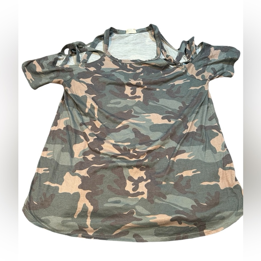 Fun 🤩 cold shoulder camo top